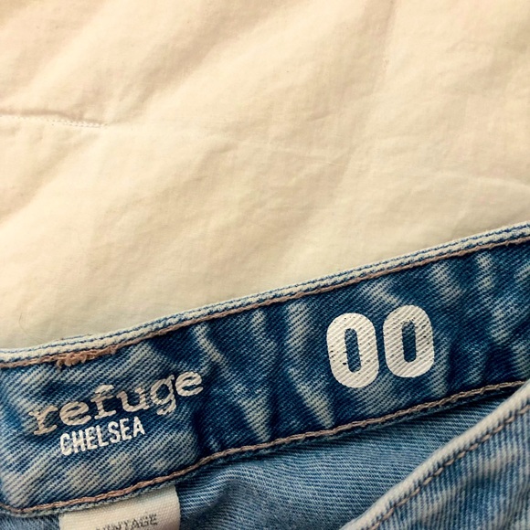 Refuge Mid Rise Jean Shorts - Picture 3 of 3